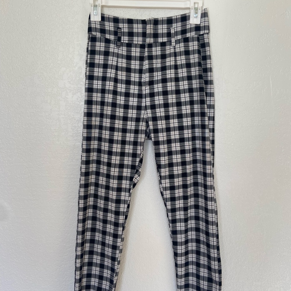 Fashionable  high-waisted gingham fitted pants. Cute w/ knee high boots